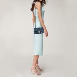 مملوكة مسبقًا حقيبة شانيل ميني كلاسيك جلد أزرق مستطيلة بقلاب