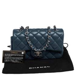 مملوكة مسبقًا حقيبة شانيل ميني كلاسيك جلد أزرق مستطيلة بقلاب