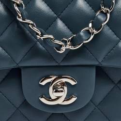 مملوكة مسبقًا حقيبة شانيل ميني كلاسيك جلد أزرق مستطيلة بقلاب