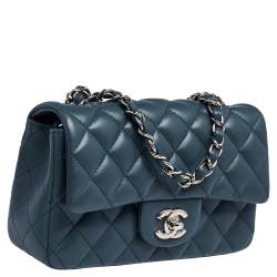 مملوكة مسبقًا حقيبة شانيل ميني كلاسيك جلد أزرق مستطيلة بقلاب