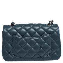 مملوكة مسبقًا حقيبة شانيل ميني كلاسيك جلد أزرق مستطيلة بقلاب