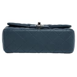 مملوكة مسبقًا حقيبة شانيل ميني كلاسيك جلد أزرق مستطيلة بقلاب