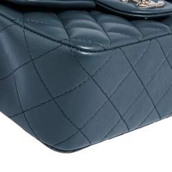 مملوكة مسبقًا حقيبة شانيل ميني كلاسيك جلد أزرق مستطيلة بقلاب