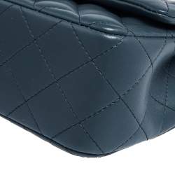 مملوكة مسبقًا حقيبة شانيل ميني كلاسيك جلد أزرق مستطيلة بقلاب