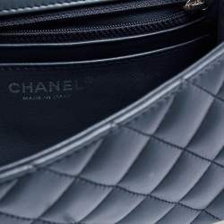 مملوكة مسبقًا حقيبة شانيل ميني كلاسيك جلد أزرق مستطيلة بقلاب