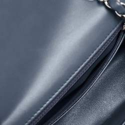 مملوكة مسبقًا حقيبة شانيل ميني كلاسيك جلد أزرق مستطيلة بقلاب