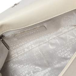 Pre Owned حقيبة شانيل جلد وجلد لامع مبطن أبيض/أسود بقفل متعاكس