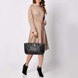 مملوكة مسبقًا حقيبة يد توتس شانيل شوبر سيرف جلد أسود 