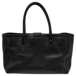 مملوكة مسبقًا حقيبة يد توتس شانيل شوبر سيرف جلد أسود 