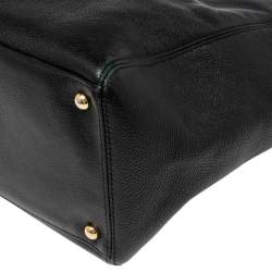 مملوكة مسبقًا حقيبة يد توتس شانيل شوبر سيرف جلد أسود 