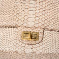 مملوكة مسبقًا  حقيبة شانيل ريشيو 2.55 كلاسيك 228 جلد ثعبان بيج بقلاب