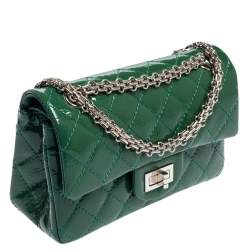 مملوكة مسبقًا حقيبة شانيل قلاب 244 ريشو 2.55 جلد لامع مبطن أخضر