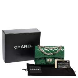 مملوكة مسبقًا حقيبة شانيل قلاب 244 ريشو 2.55 جلد لامع مبطن أخضر
