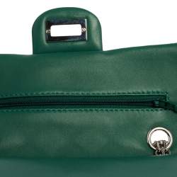 مملوكة مسبقًا حقيبة شانيل قلاب 244 ريشو 2.55 جلد لامع مبطن أخضر