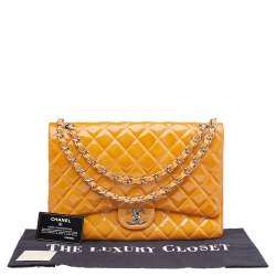 Pre Owned حقيبة شانيل قلاب مزدوج ماكسي كلاسيك جلد لامع مبطن أصفر مسطردة