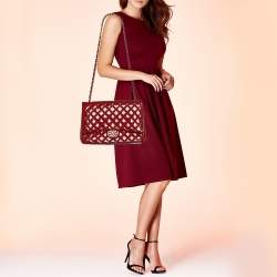 مملوكة مسبقًا حقيبة شانيل قلاب مزدوج ماكسي كلاسيك جلد لامع مبطن أحمر