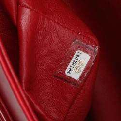 مملوكة مسبقًا حقيبة شانيل قلاب مزدوج ماكسي كلاسيك جلد لامع مبطن أحمر