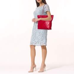 مملوكة مسبقًا حقيبة يد توتس شانيل إن ذا بيزنس نورث سوث جلد مبطن أحمر