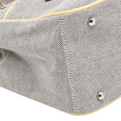 Pre Owned حقيبة يد توتس شانيل جلد لامع وكانفاس أسود/أبيض مزينة زهرة كاميليا ورقم 5