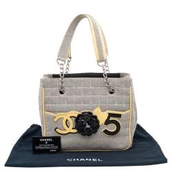 Pre Owned حقيبة يد توتس شانيل جلد لامع وكانفاس أسود/أبيض مزينة زهرة كاميليا ورقم 5