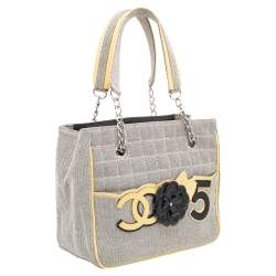 Pre Owned حقيبة يد توتس شانيل جلد لامع وكانفاس أسود/أبيض مزينة زهرة كاميليا ورقم 5