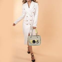 Pre Owned حقيبة يد توتس شانيل جلد لامع وكانفاس أسود/أبيض مزينة زهرة كاميليا ورقم 5