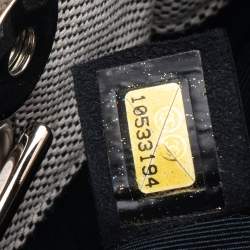 Pre Owned حقيبة يد توتس شانيل جلد لامع وكانفاس أسود/أبيض مزينة زهرة كاميليا ورقم 5