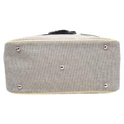 Pre Owned حقيبة يد توتس شانيل جلد لامع وكانفاس أسود/أبيض مزينة زهرة كاميليا ورقم 5