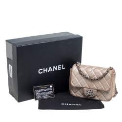 Pre Owned حقيبة شانيل كلاسيك سويدي مبطن بيج لامع مربعة بقلاب صغيرة 