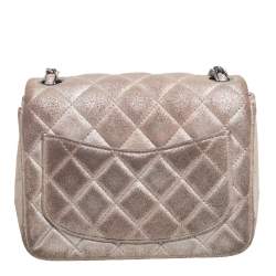 Pre Owned حقيبة شانيل كلاسيك سويدي مبطن بيج لامع مربعة بقلاب صغيرة 