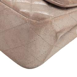 Pre Owned حقيبة شانيل كلاسيك سويدي مبطن بيج لامع مربعة بقلاب صغيرة 