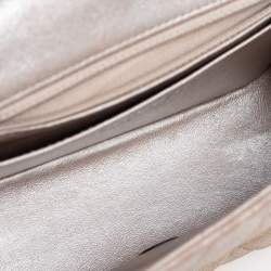 Pre Owned حقيبة شانيل كلاسيك سويدي مبطن بيج لامع مربعة بقلاب صغيرة 