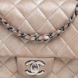 Pre Owned حقيبة شانيل كلاسيك سويدي مبطن بيج لامع مربعة بقلاب صغيرة 
