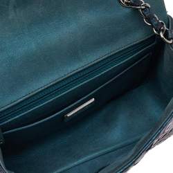 مملوكة مسبقًا حقيبة شانيل كلاسيك جلد ثعبان قزحي اللون صغير بقلاب 