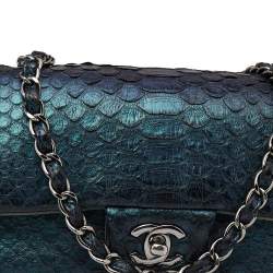 مملوكة مسبقًا حقيبة شانيل كلاسيك جلد ثعبان قزحي اللون صغير بقلاب 