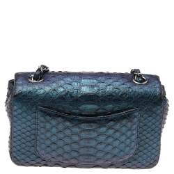 مملوكة مسبقًا حقيبة شانيل كلاسيك جلد ثعبان قزحي اللون صغير بقلاب 