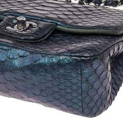 مملوكة مسبقًا حقيبة شانيل كلاسيك جلد ثعبان قزحي اللون صغير بقلاب 