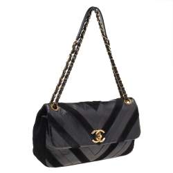 مملوكة مسبقًا Chanel Black Chevron Suede And Leather Flap Bag