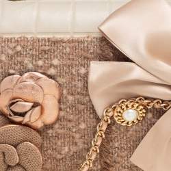 Pre Owned حقيبة شانيل فينتدج 2001 ران واي قلاب تويد وجلد بيج مزخرف لؤلؤ كاميليا 