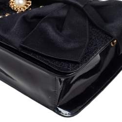 مملوكة مسبقًا حقيبة شانيل رانواي 2001 جلد كاميليا مزخرف باللؤلؤ وتويد أسود بقلاب