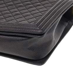 مملوكة مسبقًا حقيبة شانيل بوي جلد كافيار مبطن أسود كبيرة 