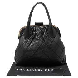 Pre Owned حقيبة ساتشل شانيل إطار مستدير سحاب قابل للتمدد جلد مبطن أسود