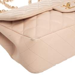مملوكة مسبقًا حقيبة شانيل جامبو كلاسيك جلد مبطن بيج بقلاب واحد