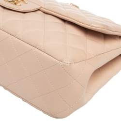 مملوكة مسبقًا حقيبة شانيل جامبو كلاسيك جلد مبطن بيج بقلاب واحد