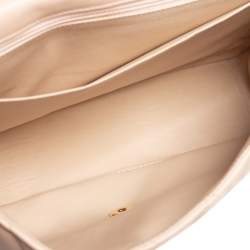 مملوكة مسبقًا حقيبة شانيل جامبو كلاسيك جلد مبطن بيج بقلاب واحد