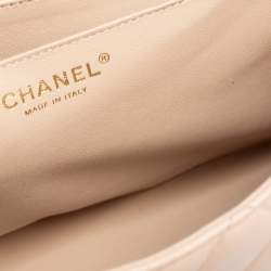مملوكة مسبقًا حقيبة شانيل جامبو كلاسيك جلد مبطن بيج بقلاب واحد