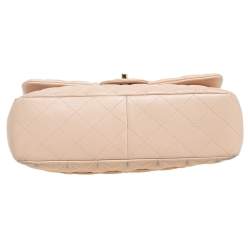 مملوكة مسبقًا حقيبة شانيل جامبو كلاسيك جلد مبطن بيج بقلاب واحد