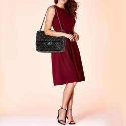 مملوكة مسبقًا حقيبة كتف شانيل ماكسي جلد أسود بسلسلة ملتفة وقلاب