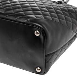 مملوكة مسبقًا حقيبة يد شانيل كامبون كبيرة جلد مبطن أسود