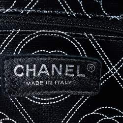 Pre Owned حقيبة صغيرة شانيل كاميليا  كوكو مارك بي في سي وجلد أسود / أبيض بالشعار